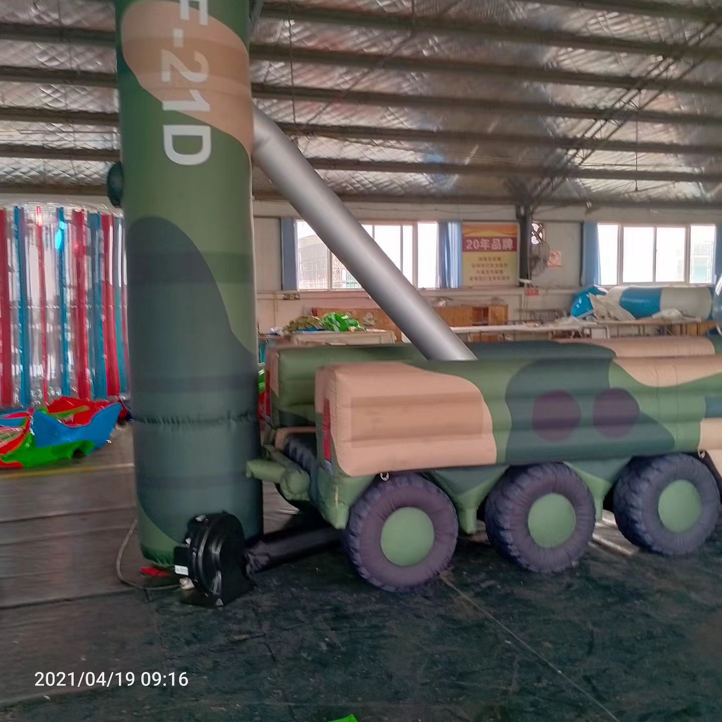 承德军事演习中的充气目标车辆：模拟发射车雷达车坦克飞机